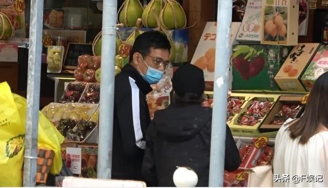 黄日华当司机陪老婆出来逛街 买水果时他细心听从老婆的意见