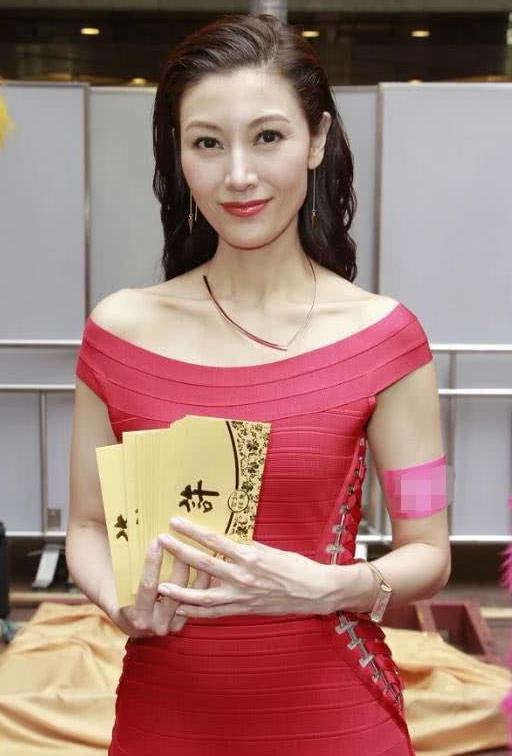 49岁李嘉欣抹胸红裙亮相，但身材“骨感”太强缺少韵味