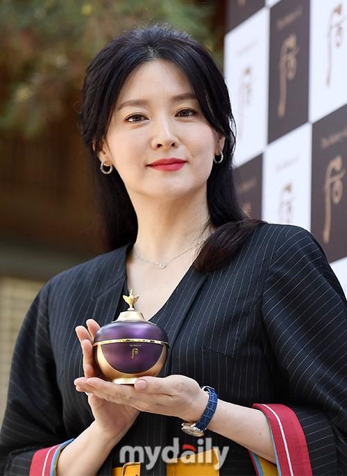 韩国女艺人李英爱首尔出席化妆品牌宣传活动