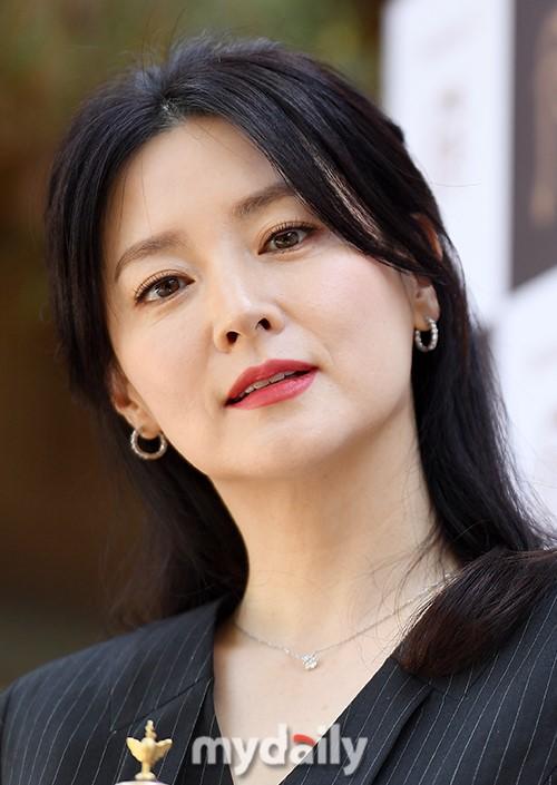韩国女艺人李英爱首尔出席化妆品牌宣传活动