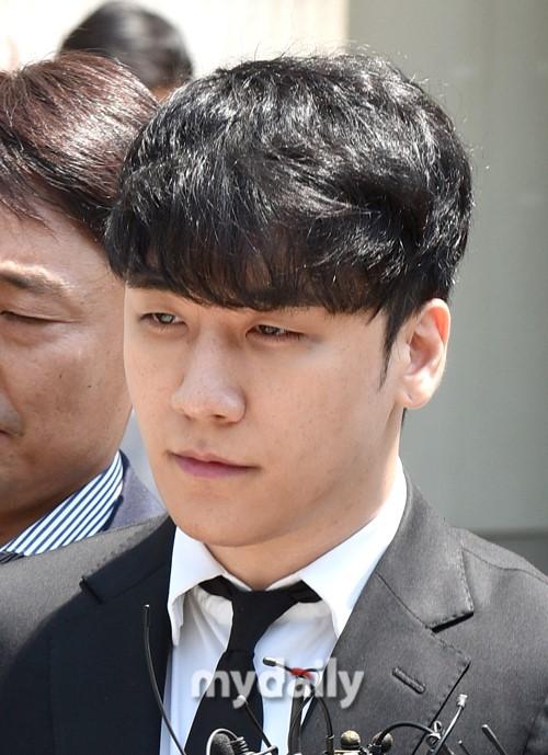 韩国艺人胜利结束拘留前审讯离开法院