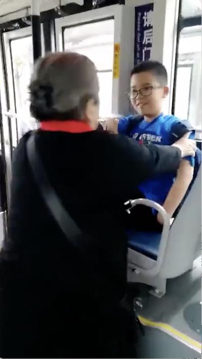 83岁“容嬷嬷”李明启坐公交婉拒男孩让座，网友：朴素又亲切