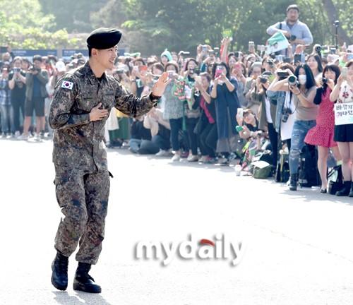 韩国歌手玉泽演退伍 结束20个月军营生活