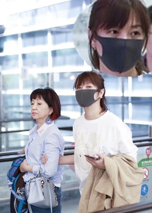 45岁徐静蕾和男友黄立行现身机场，身材发福疑似怀孕