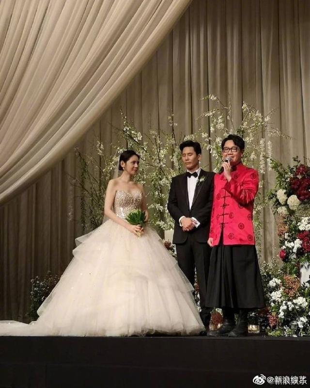 陈浩民参加秋瓷炫婚礼，看半天没认出来，网友：像放大版的卓别林
