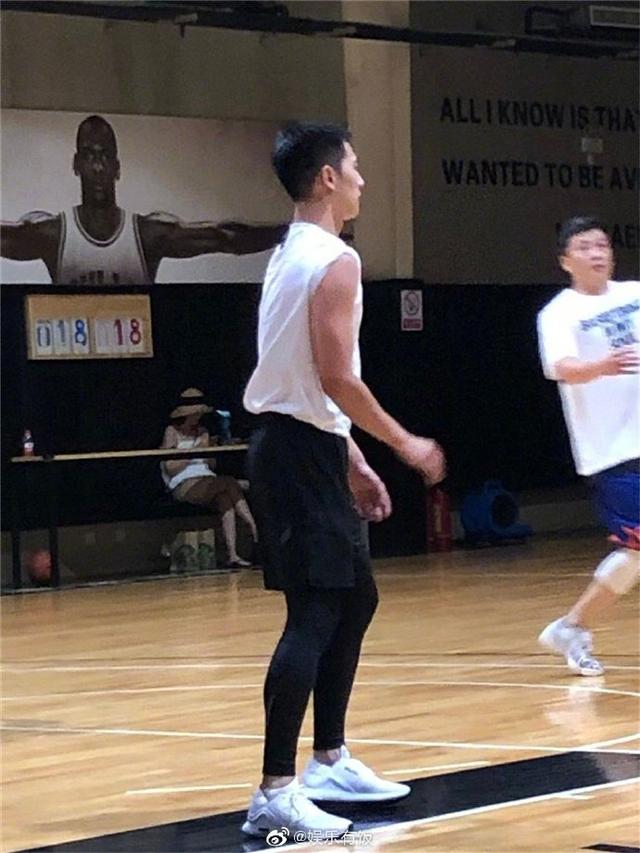 偶遇杨洋打篮球，在人群中修长有力量感，肌肉线条太好看了