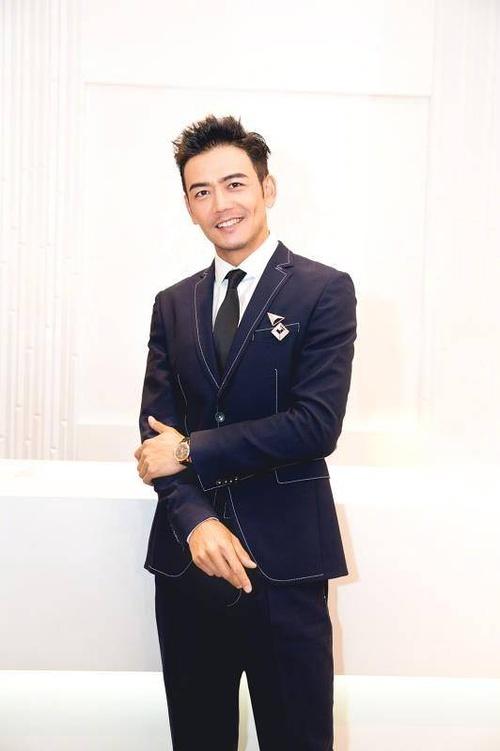 最适合穿西装的男明星：王俊凯是梦中情人，邓伦的袖箍藏着小心机
