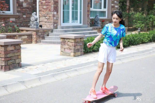 森碟穿短裙滑滑板，这腿简直了，她才11岁呀