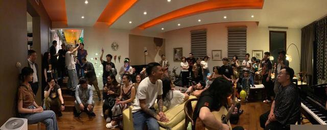 刘欢豪宅办豹纹派对，妻子和27岁女儿罕见现身