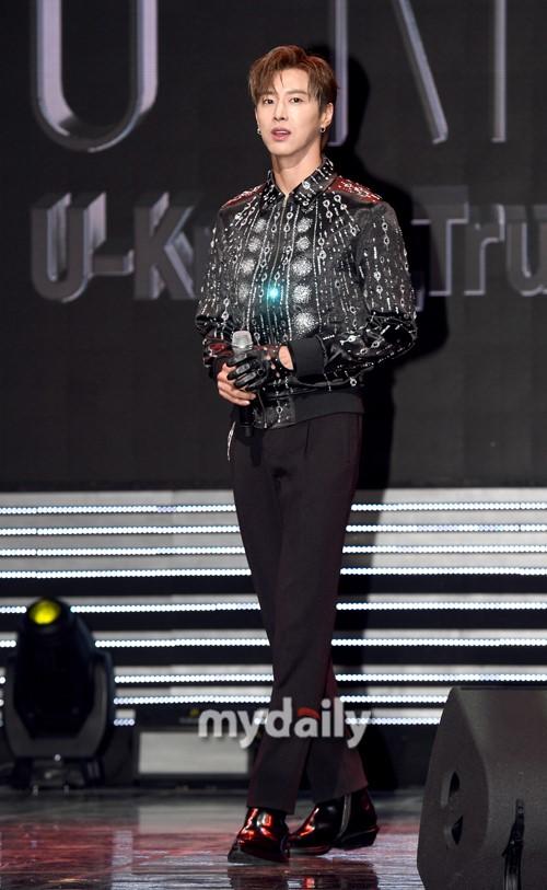 韩国歌手郑允浩举行出道16年来首张个人专辑发布会
