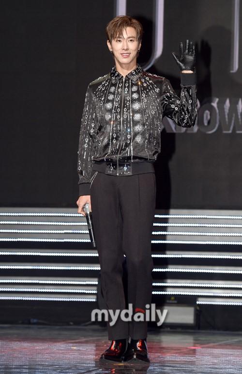 韩国歌手郑允浩举行出道16年来首张个人专辑发布会