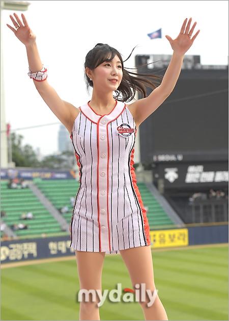 韩国著名啦啦队女郎安智贤热舞助阵棒球比赛