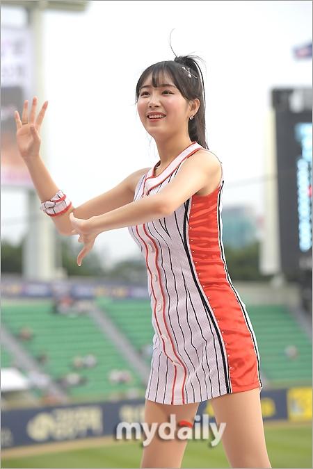 韩国著名啦啦队女郎安智贤热舞助阵棒球比赛