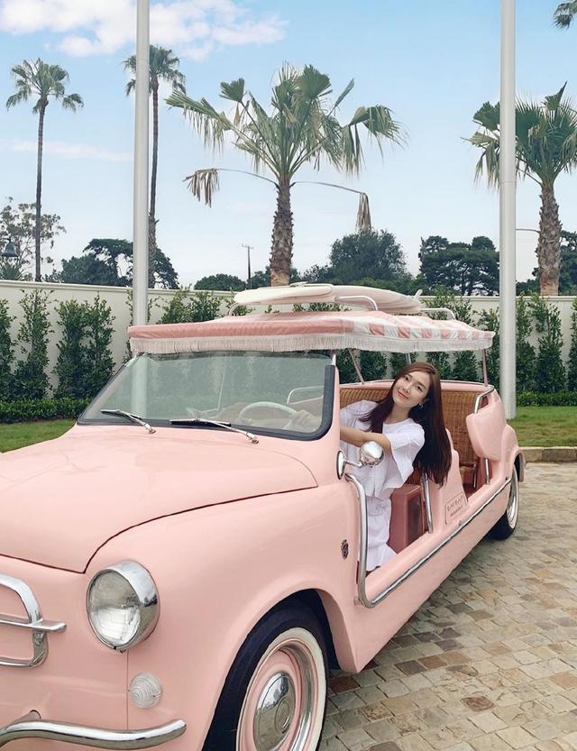 郑秀妍这是要玩嗨的节奏呀，开粉色小车兜风好惬意，果然是少女