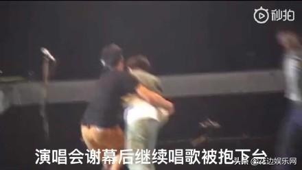 吴青峰遭遇“恐怖袭击”？演唱会上被强行抱下台，粉丝当场震惊了