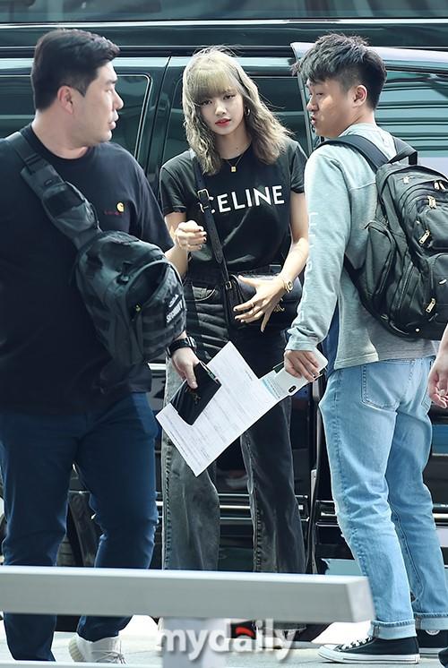 韩国女团BLACKPINK成员LISA飞往巴黎参加时装秀