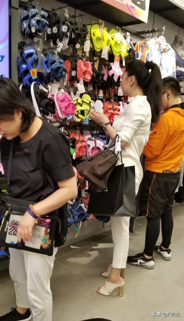 谢贤小49岁的前女友分手后贵气十足 挽着过万元名牌手袋购物