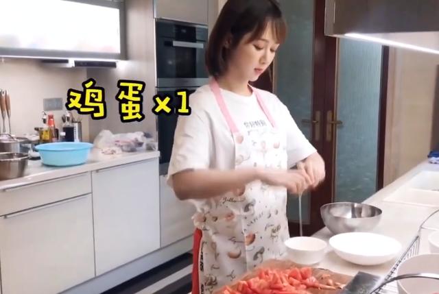 杨紫亲自下厨酸菜鱼番茄炒蛋，她切菜的动作真让人担忧