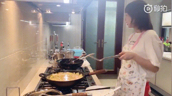 杨紫亲自下厨酸菜鱼番茄炒蛋，她切菜的动作真让人担忧