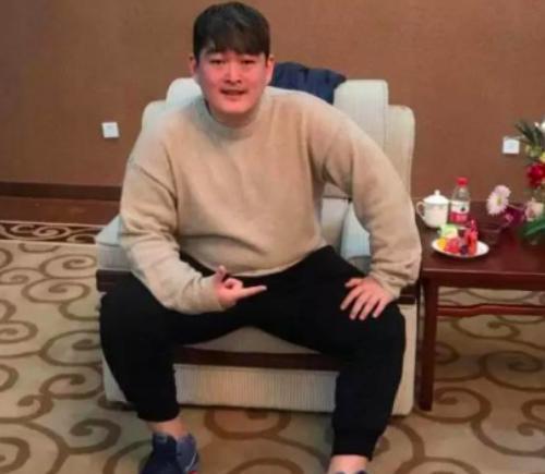 赵本山22岁儿子烈日下疯狂跳绳减肥，效果显著比3个月前瘦了一圈