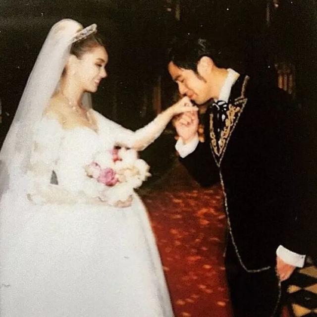 张若昀唐艺昕的婚礼伴手礼曝光，惊喜最大的是结婚照