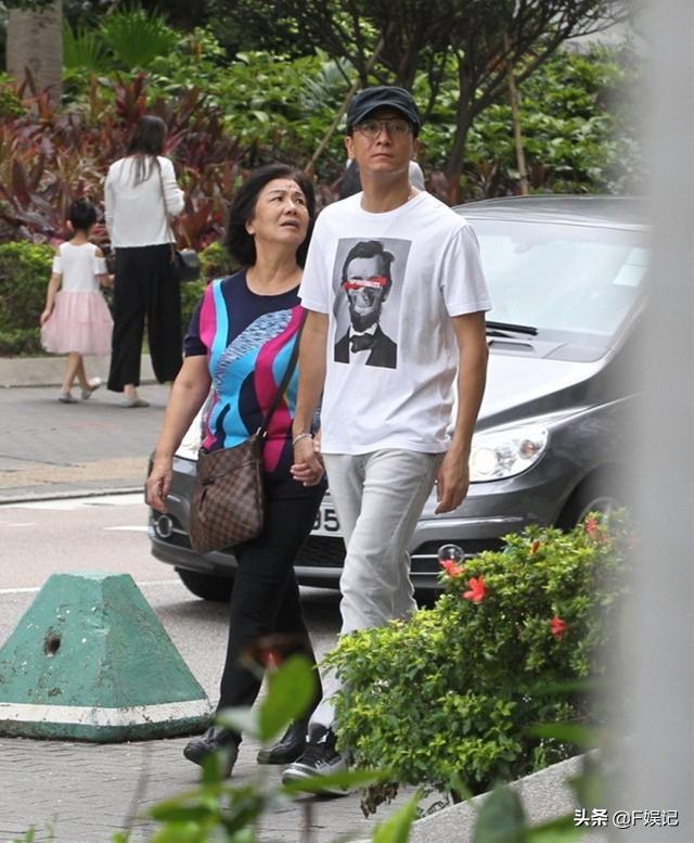 马国明很孝顺牵着妈妈的手逛街 TVB疑想撮合他和胡定欣复合