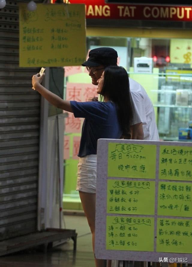 马国明很孝顺牵着妈妈的手逛街 TVB疑想撮合他和胡定欣复合
