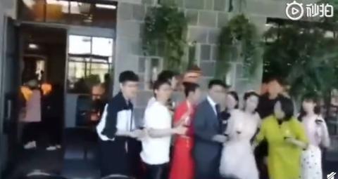 张若昀结婚现场：宋茜能横抱唐艺昕，看井柏然表情他明显吃不消了