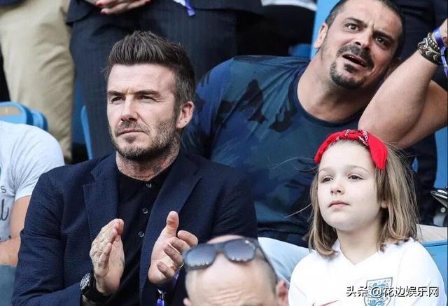 贝克汉姆带8岁女儿看世界杯，父女俩嘴对嘴亲吻抢镜遭痛批