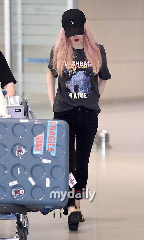 韩国女歌手泰妍荷兰飞回韩国仁川机场