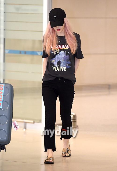韩国女歌手泰妍荷兰飞回韩国仁川机场