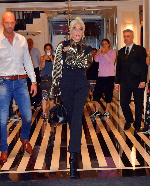 Lady Gaga身高不够鞋底凑，脚蹬黑色驴蹄鞋，155cm穿出170的感觉