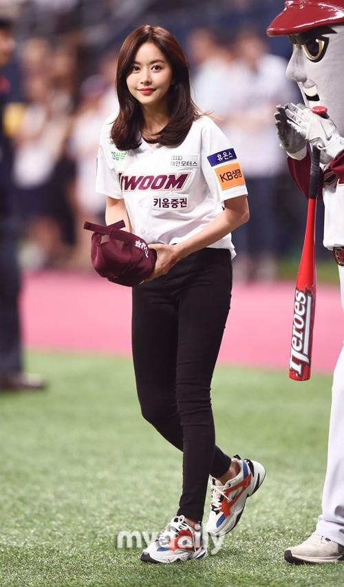 韩国女艺人韩宝凛任棒球比赛开球嘉宾