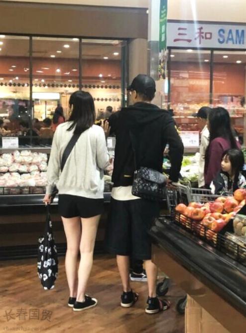 洪欣张丹峰逛超市被偶遇 一家三口同框温馨有爱