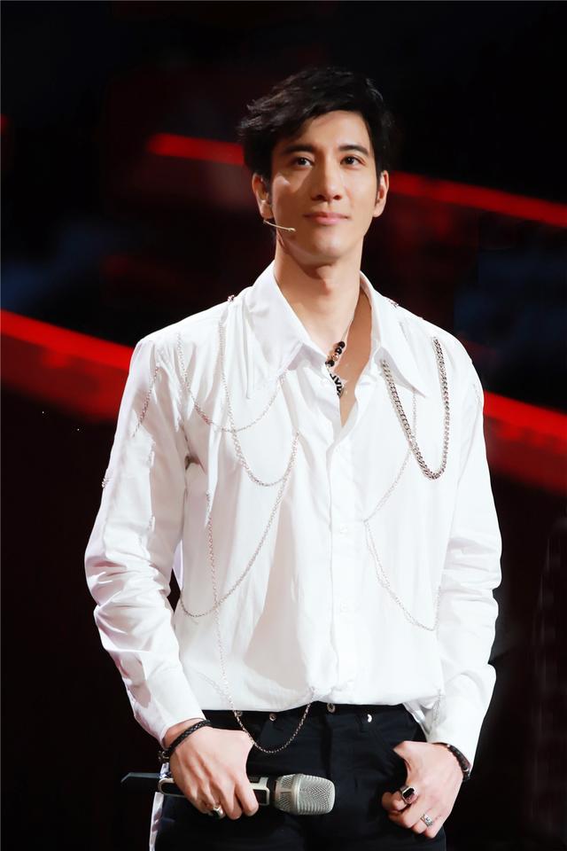 王力宏出席发布会，白衬衫搭配黑色长裤帅气优雅，哪里像43岁