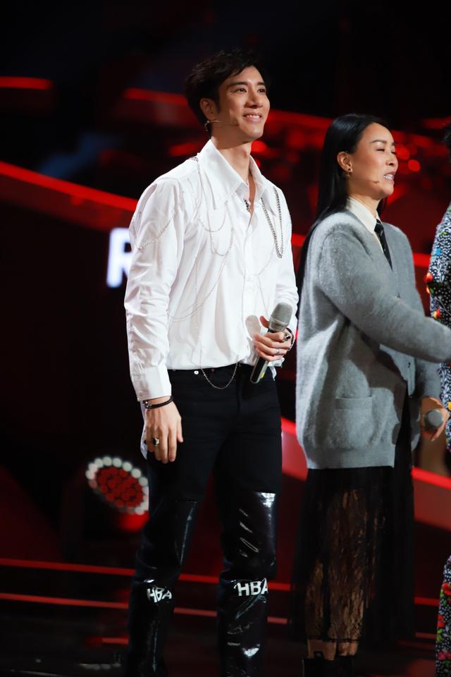 王力宏出席发布会，白衬衫搭配黑色长裤帅气优雅，哪里像43岁
