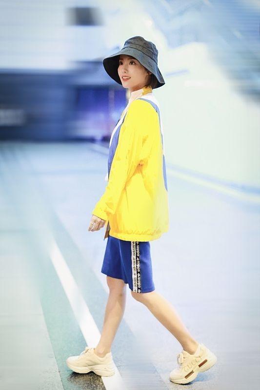 张嘉倪现身机场，身穿黄蓝运动套装清新又减龄，充满青春的活力