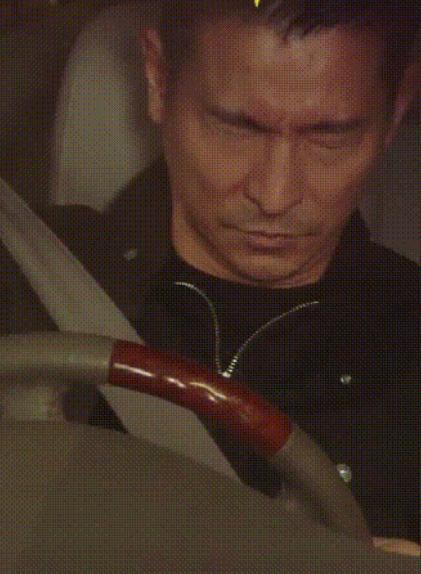 57岁刘德华拍戏被安全气囊撞头犯迷糊，不用替身超敬业