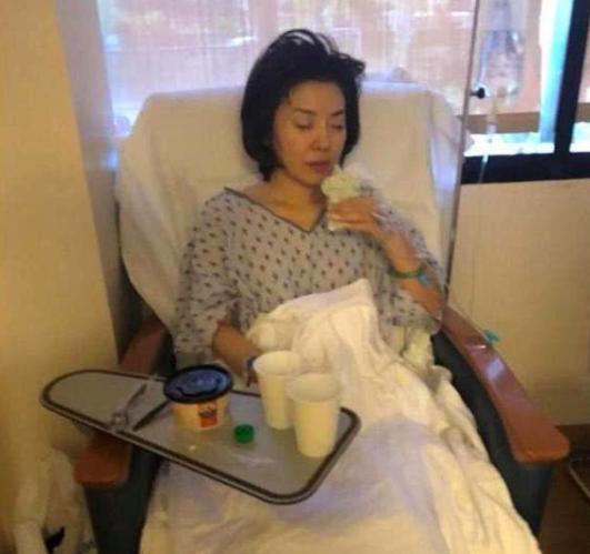 51岁歌手陈红近照，曾患病差点瘫痪，富商前夫硬闯女星香闺被捕