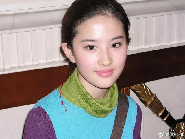 刘亦菲16岁无修原图，是毫无缺陷的脸，她妈妈坐旁边拍糊了都超美