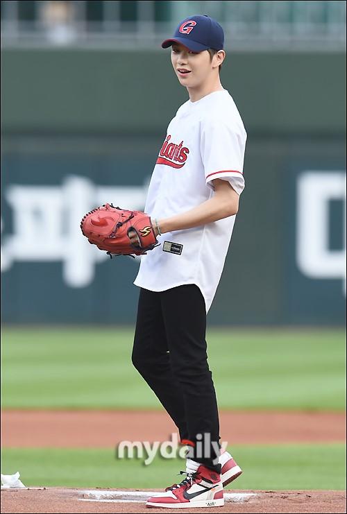 韩国歌手姜丹尼尔担任职业棒球比赛开球嘉宾
