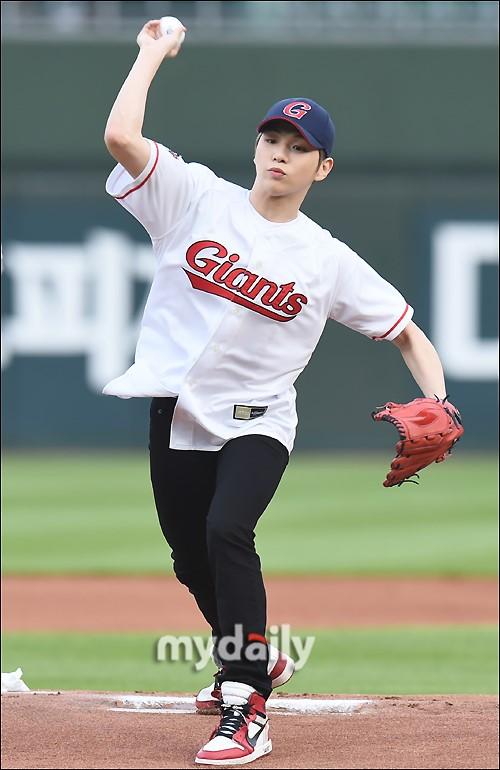 韩国歌手姜丹尼尔担任职业棒球比赛开球嘉宾