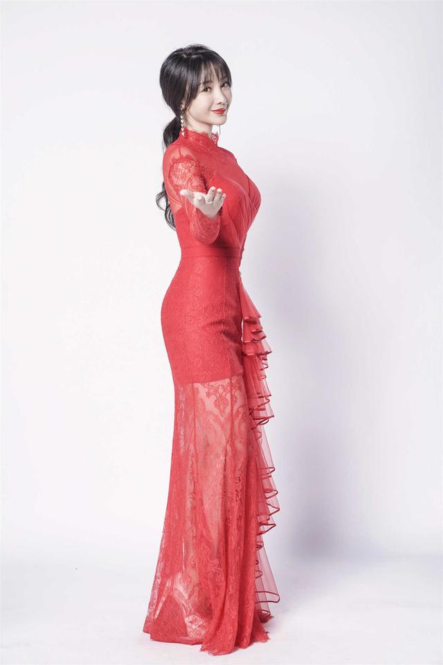 柳岩新综艺海报写真曝光，身着性感透视红裙事业线很迷人