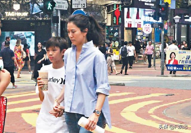 袁咏仪和12岁儿子有说有笑到超市买菜 母子俩还手牵手逛街