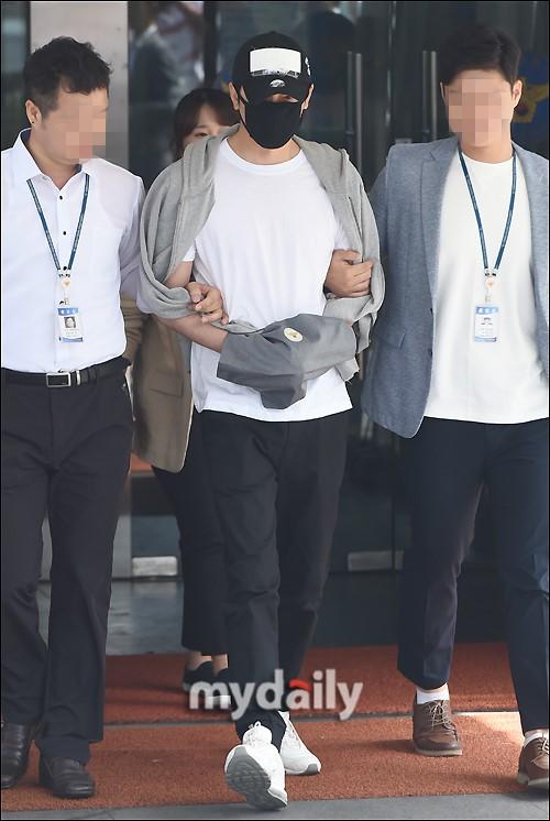 韩国艺人姜至奂涉嫌性侵被带往法院出席拘留前审讯