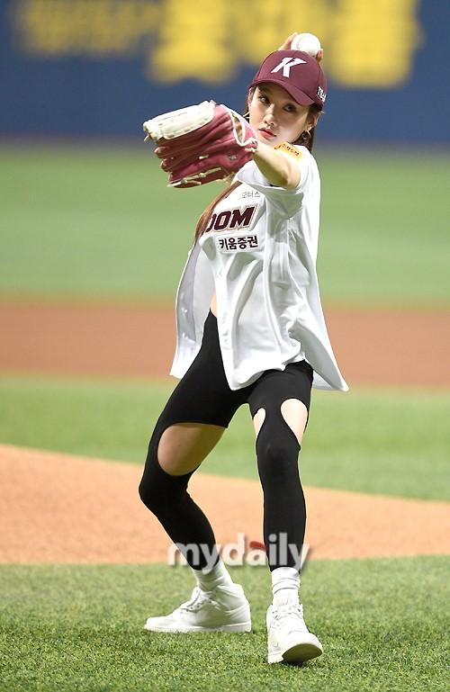 韩国女团WeGirls担任职业棒球比赛开球嘉宾