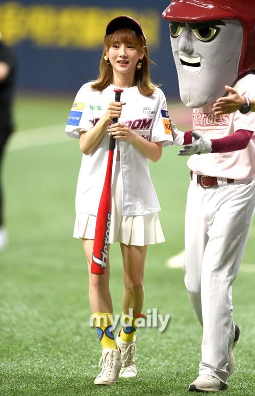 韩国女团WeGirls担任职业棒球比赛开球嘉宾