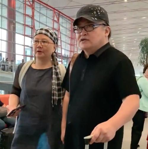 刘欢和老婆罕见合体穿着朴素现身机场，网友：太有夫妻相了