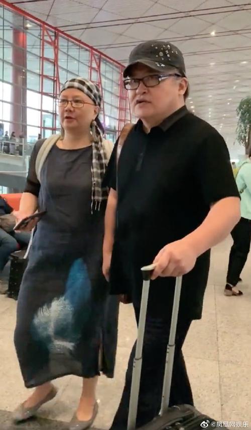 刘欢和老婆罕见合体穿着朴素现身机场，网友：太有夫妻相了