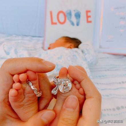 安以轩发微博宣布生子，宝宝取名叫“66”，小脚丫戴着大钻石